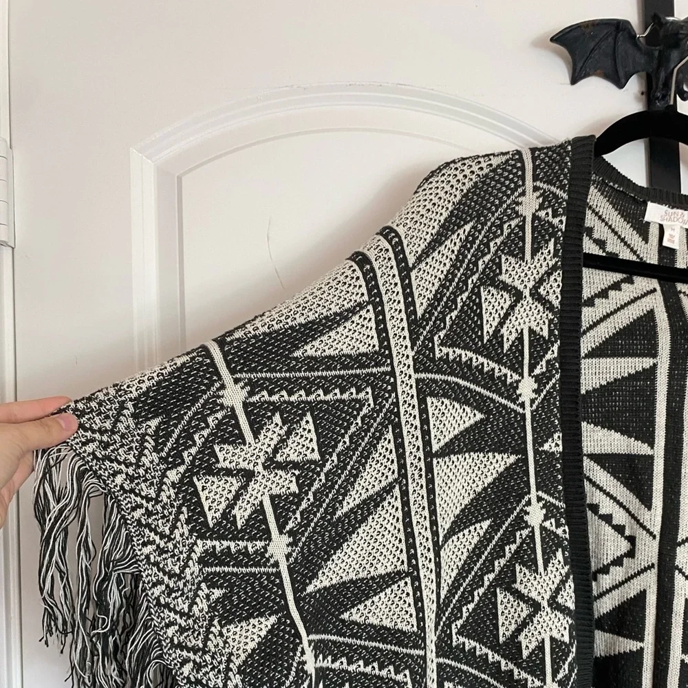 Sun & Shadow Bohemian Geometric Black and Cream Poncho Fringe Detail size M - Picture 5 of 11